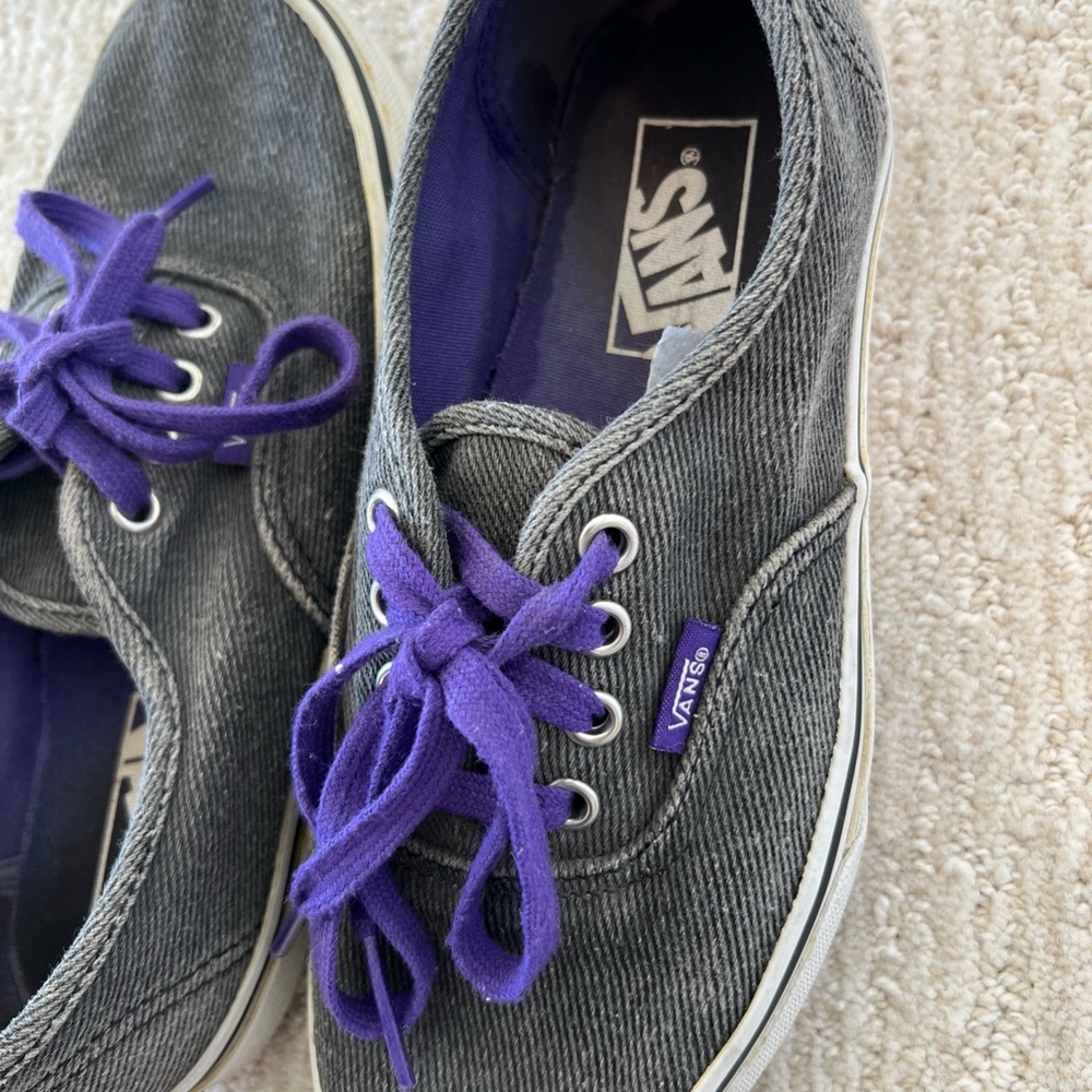 Vans Charcoal Gray tie up shoes w/ Purple laces & logo tag Women Sz 7 Men Sz 5.5